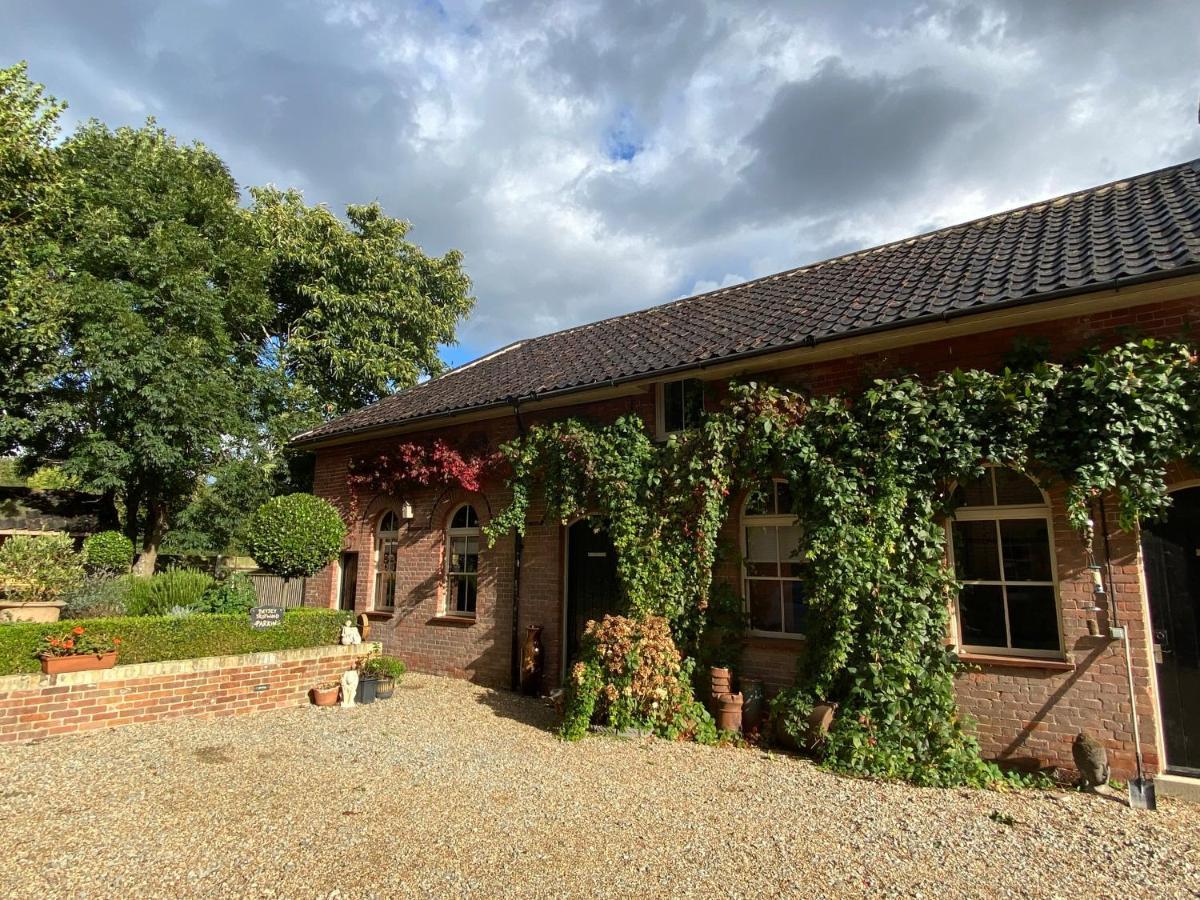 Betsey Trotwood. Historic Stylish 2-Bed Cottage. Blundeston Dış mekan fotoğraf