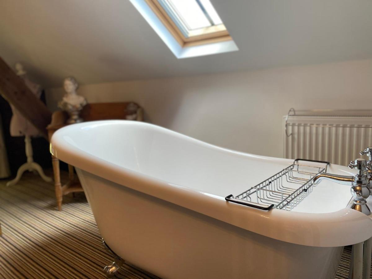 Betsey Trotwood. Historic Stylish 2-Bed Cottage. Blundeston Dış mekan fotoğraf