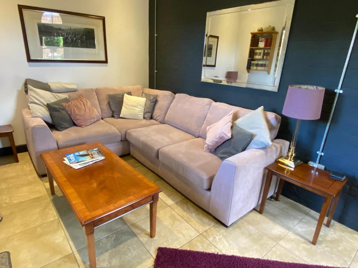 Betsey Trotwood. Historic Stylish 2-Bed Cottage. Blundeston Dış mekan fotoğraf