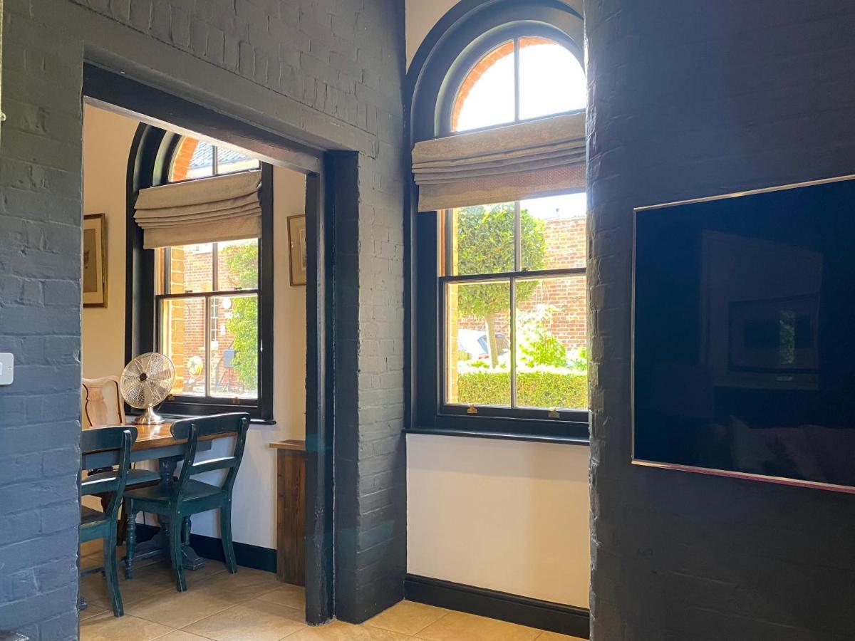 Betsey Trotwood. Historic Stylish 2-Bed Cottage. Blundeston Dış mekan fotoğraf