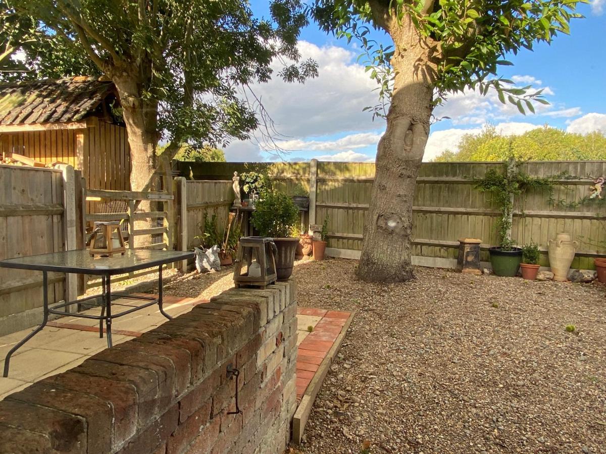 Betsey Trotwood. Historic Stylish 2-Bed Cottage. Blundeston Dış mekan fotoğraf