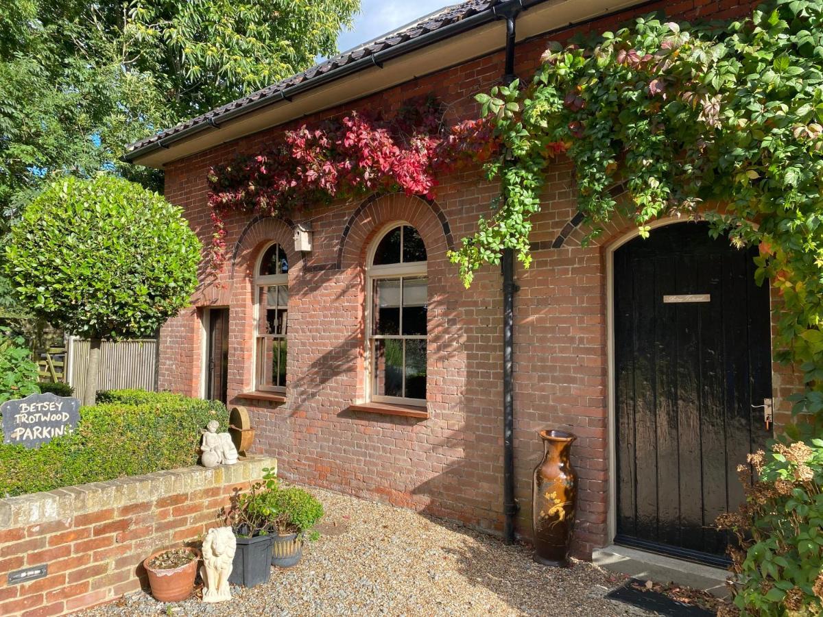 Betsey Trotwood. Historic Stylish 2-Bed Cottage. Blundeston Dış mekan fotoğraf